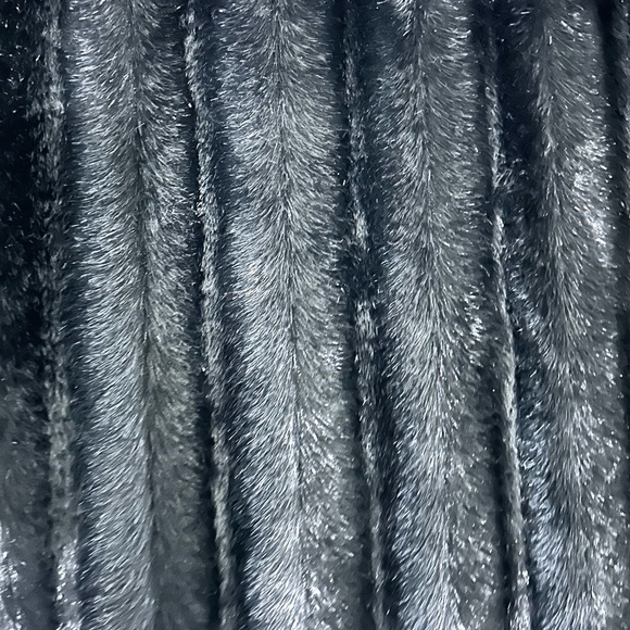 Faux Fur Throw & Pillow Cases - Picture 3 of 4